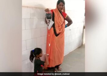 Picture Revealing Health System In MP, Mother Offered Blood By Making The Girl Sit On The Floor
