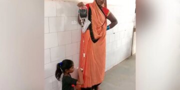 Picture Revealing Health System In MP, Mother Offered Blood By Making The Girl Sit On The Floor