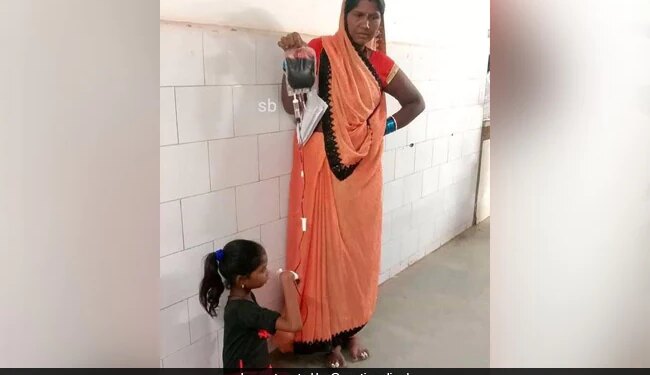 Picture Revealing Health System In MP, Mother Offered Blood By Making The Girl Sit On The Floor
