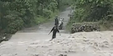 Caught On Camera: A Young Man Drowned In A Raging River, People Were Surprised To See The Video On Social Media