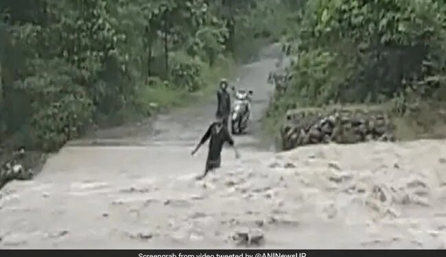 Caught On Camera: A Young Man Drowned In A Raging River, People Were Surprised To See The Video On Social Media