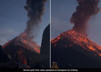 People Taking Selfies Too Close To A Volcanic Eruption Netizens Are Concerned Watch Viral Video – ज्वालामुखी फटा तो पास जाकर सेल्फी लेने लगे लोग, Video देख यूजर्स हैरान, बोले