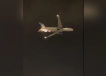 Sparks Coming Out Of The Plane Flying In The Air Incident Caught On Camera People Got Scared After Watchin Viral Video