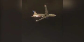 Sparks Coming Out Of The Plane Flying In The Air Incident Caught On Camera People Got Scared After Watchin Viral Video