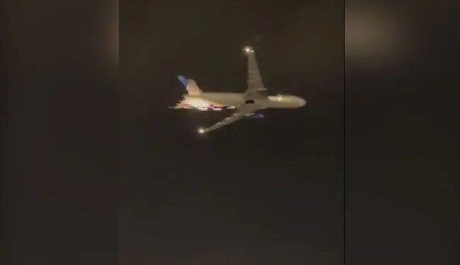 Sparks Coming Out Of The Plane Flying In The Air Incident Caught On Camera People Got Scared After Watchin Viral Video