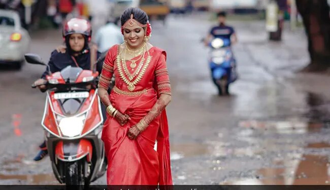 Kerala Bride Unique Photoshoot Road Video Give Strong Message । Kerala Bride Walks On Road Full Of Potholes For Photoshoot