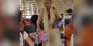 This Grandmother Amma Sells Sweet Chocolates With A Sweet Smile On The Train, The Heart Will Be Happy After Watching The Video