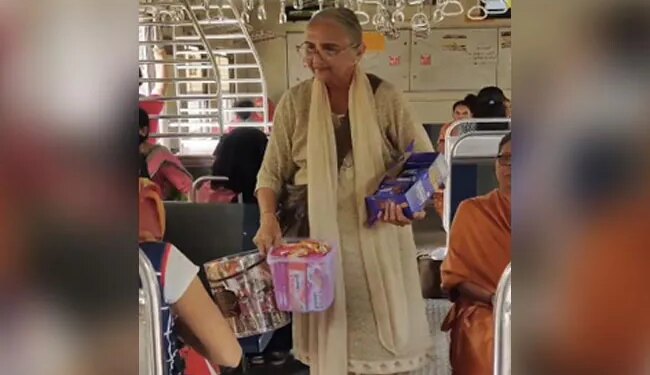 This Grandmother Amma Sells Sweet Chocolates With A Sweet Smile On The Train, The Heart Will Be Happy After Watching The Video