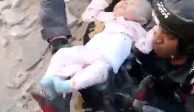 चार मंजिला बिल्डिंग गिर गई, 30 घंटे तक मलबे में दबी रही मासूम बच्ची, फिर भी ज़िंदा बच गई