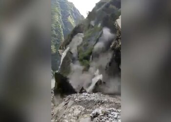 Dangerous Landslide In Uttarakhand Parts Of Hill Crashes Many Passengers Stranded On Road Watch Video