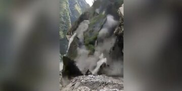 Dangerous Landslide In Uttarakhand Parts Of Hill Crashes Many Passengers Stranded On Road Watch Video