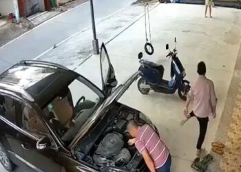Suddenly The Car Started Moving And Hit The Person, Watching The Video People Said – Is He Alive? – अचानक गाड़ी चलने लगी और शख्स को टक्कर मार दी, वीडियो देख लोगों ने कहा