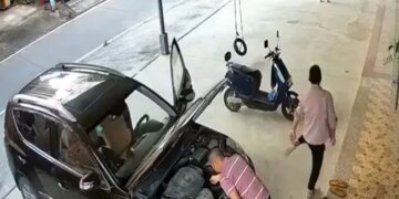 Suddenly The Car Started Moving And Hit The Person, Watching The Video People Said – Is He Alive? – अचानक गाड़ी चलने लगी और शख्स को टक्कर मार दी, वीडियो देख लोगों ने कहा