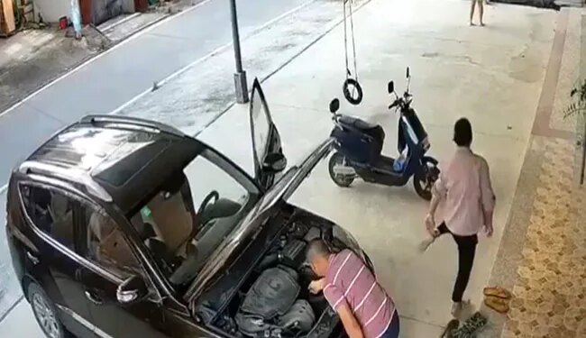 Suddenly The Car Started Moving And Hit The Person, Watching The Video People Said – Is He Alive? – अचानक गाड़ी चलने लगी और शख्स को टक्कर मार दी, वीडियो देख लोगों ने कहा