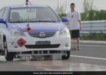 China Tests The Worlds First Car To Run Above The Road | China Tests Flying Cars That Can Reach 230 Km Per Hour