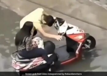 Girlfriend Was Not Getting Off The Scooty Even In The Waterlogged Road Then Boyfriend Did This See Funny Viral Video