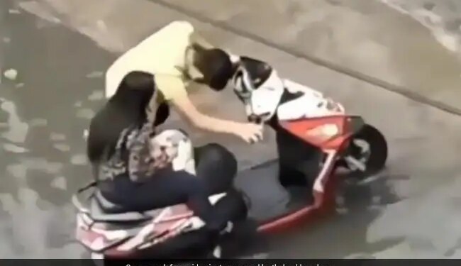 Girlfriend Was Not Getting Off The Scooty Even In The Waterlogged Road Then Boyfriend Did This See Funny Viral Video