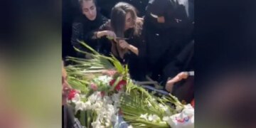 Mahsa Amini Death: Grieving Sister Of Iran Man Killed In Protests Chops Hair At His Funeral | Woman Chops Hair On Grave Of Brother Killed In Iran Protest