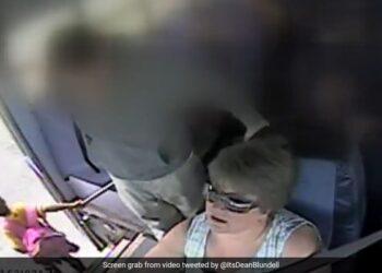 Viral Video Of A Little Girl Getting Dragged By School Bus Hard To Watch This Old One – Viral Video : 6 साल की बच्ची को खींच कर ले गई स्कूल बस….देखना है मुश्किल