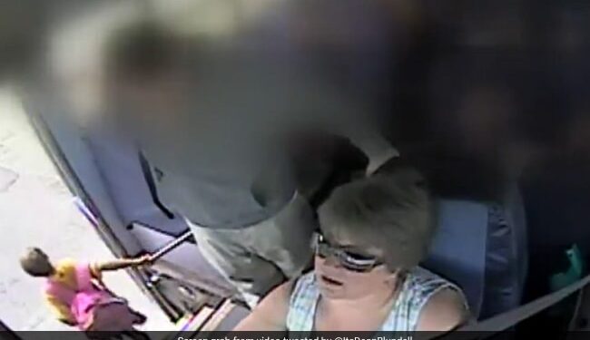 Viral Video Of A Little Girl Getting Dragged By School Bus Hard To Watch This Old One – Viral Video : 6 साल की बच्ची को खींच कर ले गई स्कूल बस….देखना है मुश्किल