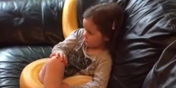 Little Girl Watches TV With Her 12 Foot Long Python Then This Happened You Cant Believe This Watch Viral Video