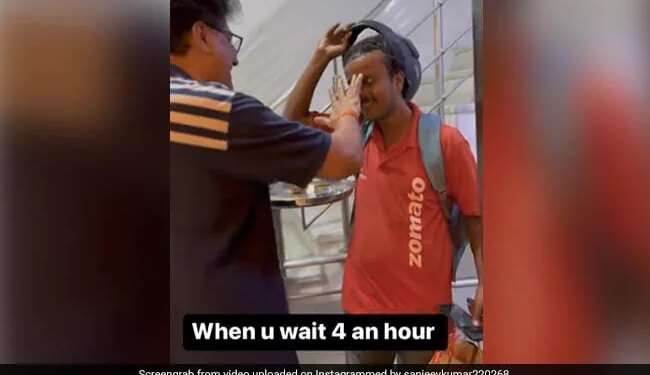 घर में ''डिलीवरी बॉय'' के आते ही ''आरती की थाली'' लेकर शख्स ने स्वागत किया और तिलक लगाया