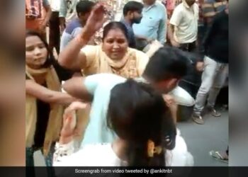 Wife Beats Husband With Girlfriend On Karwa Chauth Caught While Shopping In Market See Viral Video