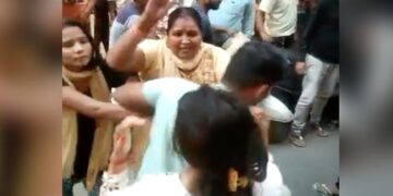 Wife Beats Husband With Girlfriend On Karwa Chauth Caught While Shopping In Market See Viral Video