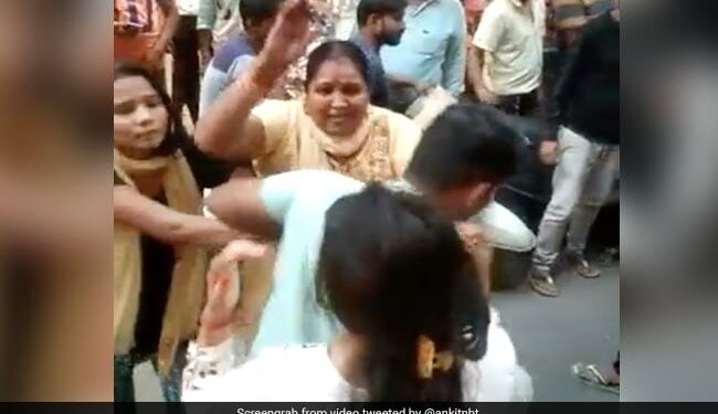 Wife Beats Husband With Girlfriend On Karwa Chauth Caught While Shopping In Market See Viral Video