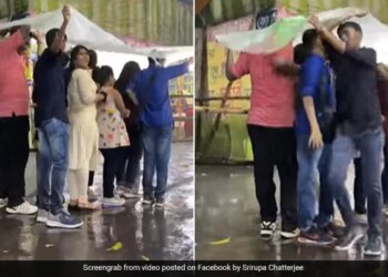 Friends Went To Hopping Durga Puja Pandal In Kolkata Amid Heavy Rains What They Did To Avoid Getting Wet All Are Praising