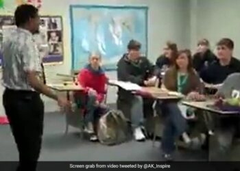 Maths Teacher In United States Teaches Formulas By Singing | Maths Teacher Unique Teaching Style Video Viral