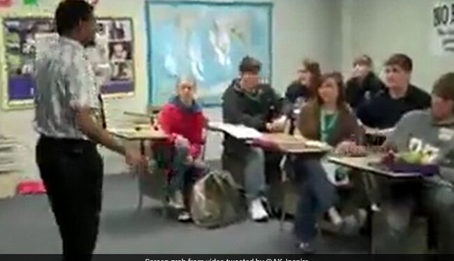 Maths Teacher In United States Teaches Formulas By Singing | Maths Teacher Unique Teaching Style Video Viral