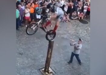 Cycle Stunt Video: Man Did A Shocking Stunt Riding A Bicycle, The Video Went Viral On Social Media