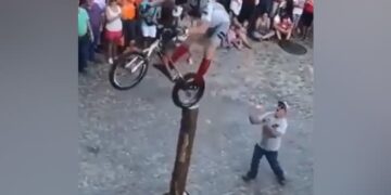 Cycle Stunt Video: Man Did A Shocking Stunt Riding A Bicycle, The Video Went Viral On Social Media