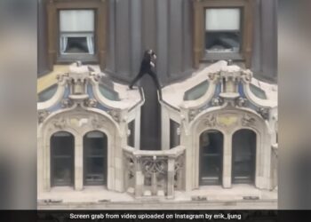 Man Casually Jumping Across Rooftop Of 23-Storey New York Building Goes Viral Video