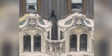 Man Casually Jumping Across Rooftop Of 23-Storey New York Building Goes Viral Video