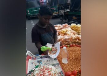 Video Of A Child Selling Jhalmuri On The Road Went Viral, People Said – Responsibilities Teach – सड़क पर झालमु़ड़ी बेचते हुए बच्चे का वीडियो हुआ वायरल, लोगों ने कहा