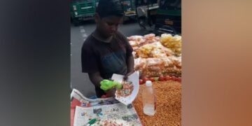 Video Of A Child Selling Jhalmuri On The Road Went Viral, People Said – Responsibilities Teach – सड़क पर झालमु़ड़ी बेचते हुए बच्चे का वीडियो हुआ वायरल, लोगों ने कहा