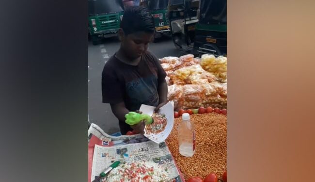Video Of A Child Selling Jhalmuri On The Road Went Viral, People Said – Responsibilities Teach – सड़क पर झालमु़ड़ी बेचते हुए बच्चे का वीडियो हुआ वायरल, लोगों ने कहा