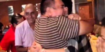 पापा का जन्मदिन था, बेटे ने अचानक से आकर सरप्राइज दे दिया, पिता ने गले लगाकर ख़ूब रोया