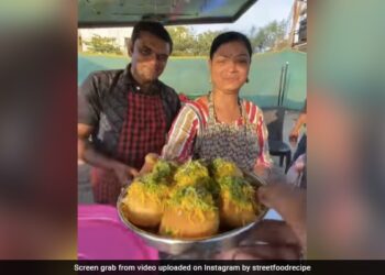 Video: This Deaf-Mute Couple Runs A Humble Pani Puri Stall In Nashik