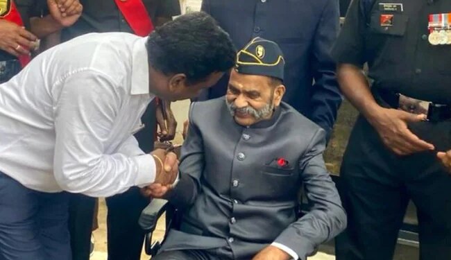 Anand Mahindra Was Surprised To See The Enthusiasm Of The 100-year-old Major, Said- Stunned To See The Salute – 100 वर्षीय मेजर के जोश को देख कर आनंद महिंद्रा हुए हैरान, कहा