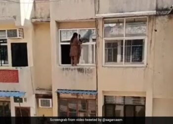 While Cleaning Diwali, The Aunt Came Out Of The Window, People Said – Life Will Be Lost – दिवाली की सफाई करते हुए चाची खिड़की के बाहर निकल आईं, लोगों ने कहा