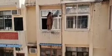 While Cleaning Diwali, The Aunt Came Out Of The Window, People Said – Life Will Be Lost – दिवाली की सफाई करते हुए चाची खिड़की के बाहर निकल आईं, लोगों ने कहा