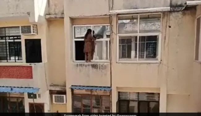 While Cleaning Diwali, The Aunt Came Out Of The Window, People Said – Life Will Be Lost – दिवाली की सफाई करते हुए चाची खिड़की के बाहर निकल आईं, लोगों ने कहा