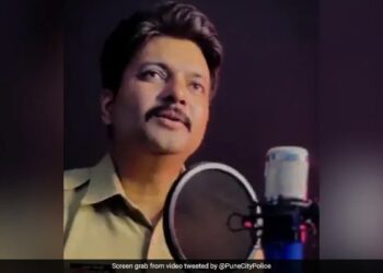 The Police Constable Sang The Song Desh Mere In A Very Beautiful Voice, They Would Be Convinced To Hear The Voice