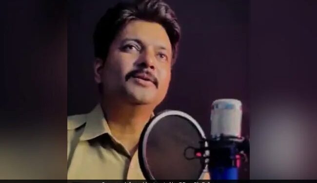 The Police Constable Sang The Song Desh Mere In A Very Beautiful Voice, They Would Be Convinced To Hear The Voice
