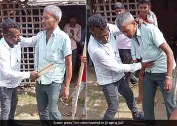Gas Problem Treatment Makes Internet Laugh Man Did Desi Treatment Of Gas See Viral Video – शख्स ने अनोखे तरीके से किया गैस का इलाज, हैरान होकर देखते रहे लोग, बोले