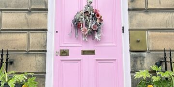 Woman Faces 19 Lakh Rupee Fine For Painting Her Front Door Pink In Scotland – घर का दरवाजा गुलाबी रंगने के जुर्म में इस महिला पर लगा 19 लाख रुपए का जुर्माना