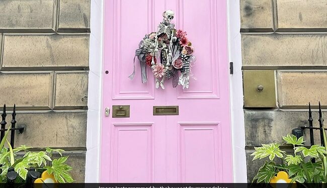 Woman Faces 19 Lakh Rupee Fine For Painting Her Front Door Pink In Scotland – घर का दरवाजा गुलाबी रंगने के जुर्म में इस महिला पर लगा 19 लाख रुपए का जुर्माना